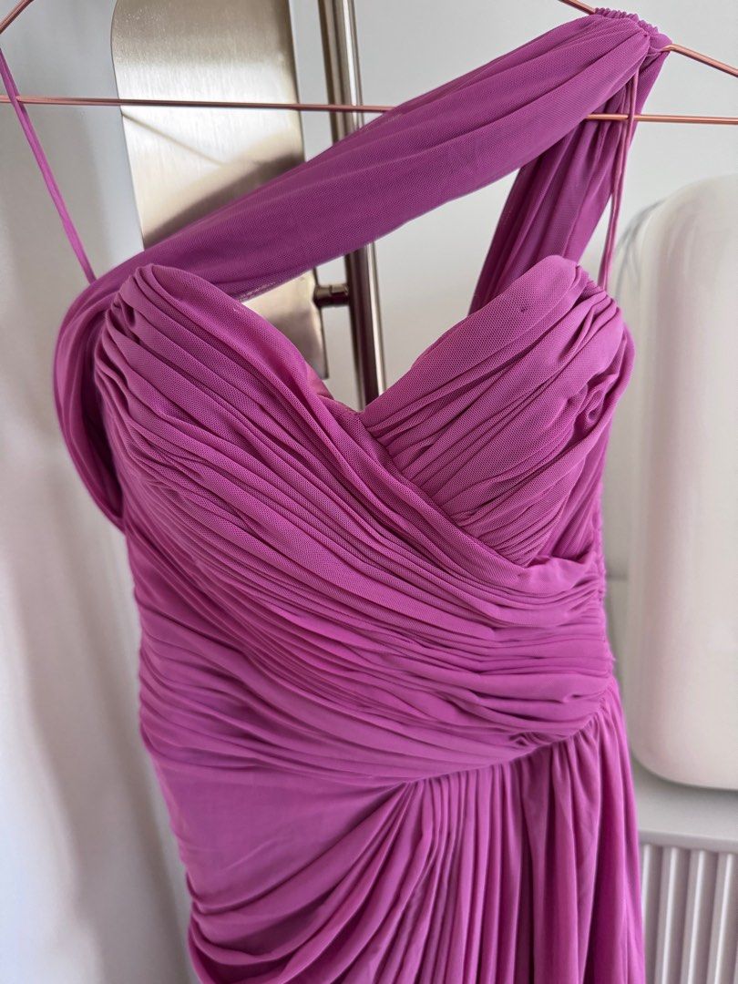 Preloved Veejay Floresca Long Gown One Shoulder (Category: Evening dresses & gowns) located in Manila. Submitted by helloseptembermnl (Listing ID 1377950418, Image 3). Description: Purple Color Custom Made Fits Bust 30-34 Waist 23-25 Hips 36 below .