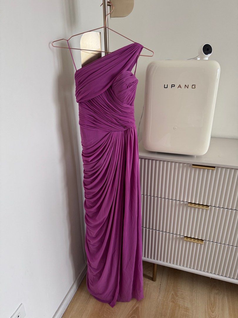 Preloved Veejay Floresca Long Gown One Shoulder (Category: Evening dresses & gowns) located in Manila. Submitted by helloseptembermnl (Listing ID 1377950418, Image 1). Description: Purple Color Custom Made Fits Bust 30-34 Waist 23-25 Hips 36 below .