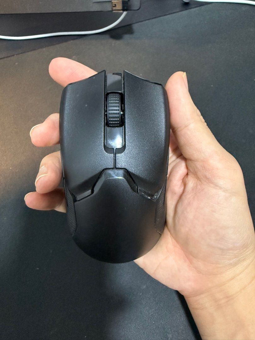 Razer Viper Ultimate (Category: Mouse & Mousepads) located in Singapore. Submitted by atp_hd (Listing ID 1378146207, Image 2). Description: Selling like new condition Viper Ultimate comes with charging deck. Selling as I dont have time to game anymore..