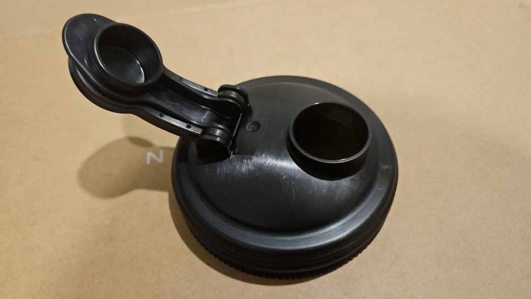 由 gewsale9 (刊登 ID 1378136006，圖片 3) 提交，位於 新北市 (New Taipei) 的 reCAP® Mason Jars Lid POUR WildJar cap『寬口』飲料杯蓋 新款升級版 飲料隨行杯 提把蓋 梅森罐配件 環保杯蓋 杯蓋 防傾倒 防漏 黑色 全新 寬 9.5cm 高 4.7CM (類別：水杯、水壺)，說明：reCAP® Mason Jars Lid POURWildJar cap『寬口』飲料杯蓋 新款升級版 飲料隨行杯 提把蓋 梅森罐配件 環保杯蓋 杯蓋 防傾倒 防漏 黑色 全新 寬 9.5cm 高 4.7CM。