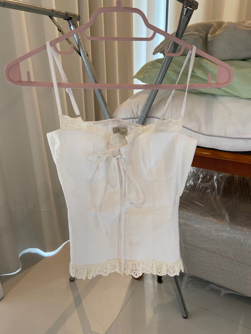 [AVAILABLE] Shush i White Linen Lace Bustier Top (Category: Sleeveless) located in Pasig City. Submitted by kera_en (Listing ID 1377996611, Image 1). Description: condition: 10/10 size: S rfs: too many tops like this white linen tie lace coquette sleeveless top very high quality linen only worn to fit, never worn out bought originally for P900 sold out on ShuShi PM me for more pics or inquiries.