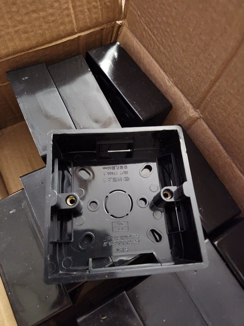 Single Socket/Switch box (Category: Other Home Appliances) located in Singapore. Submitted by cdt84 (Listing ID 1378073531, Image 1). Description: glossy.