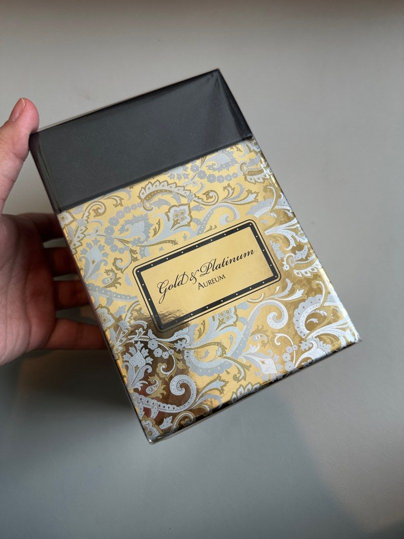 STEFANO RICCI Aureum scented candle (Category: Home Fragrance) located in Quezon City. Submitted by tin.a.a (Listing ID 1377994918, Image 1). Description: SRP in Stefano Ricci in Solaire is around 15k With paper bag The Gold & Platinum decorative porcelain cup has a gold base and is decorated with two types of gold, both matt and shiny, and 98% pure platinum; its design is inspired by the iconic SR Cashmere motif. The STEFANO RICCI Aureum scented