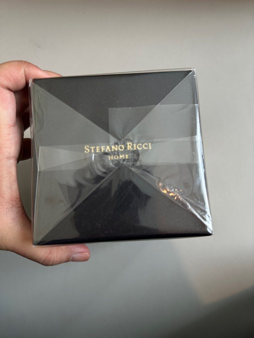 STEFANO RICCI Aureum scented candle (Category: Home Fragrance) located in Quezon City. Submitted by tin.a.a (Listing ID 1377994918, Image 2). Description: SRP in Stefano Ricci in Solaire is around 15k With paper bag The Gold & Platinum decorative porcelain cup has a gold base and is decorated with two types of gold, both matt and shiny, and 98% pure platinum; its design is inspired by the iconic SR Cashmere motif. The STEFANO RICCI Aureum scented