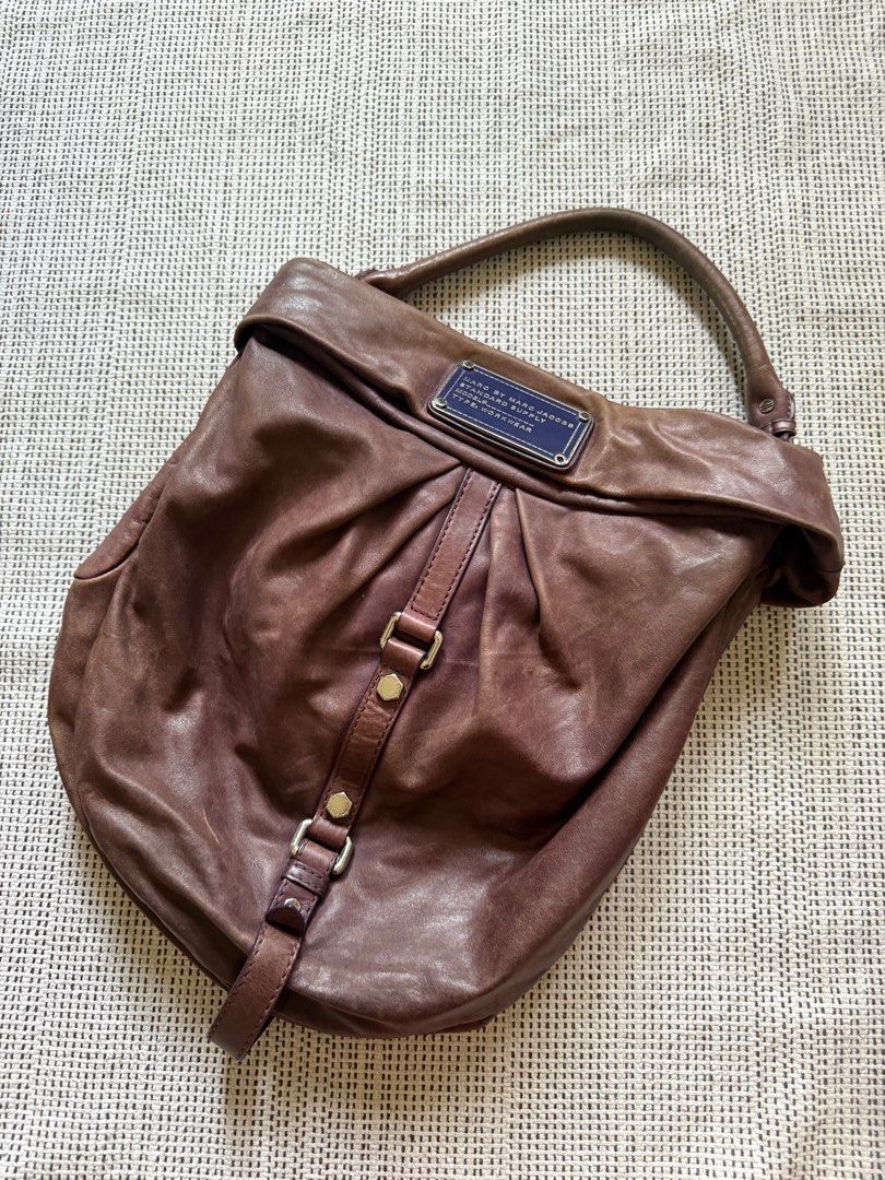 vintage marc jacobs standard supply hobo bag (Category: Shoulder Bags) located in Imus. Submitted by kookietae (Listing ID 1377971898, Image 1). Description: vintage marc jacobs standard supply hobo bag php 1800 • 8/10 condition (signs of usage) • only main issue is the missing screw design on the brand tag (swipe photos) • can fit a lot of things • authentic & preloved 💌 for more information about the bag mop: gcash/maya/bank transfer mod: ggc/