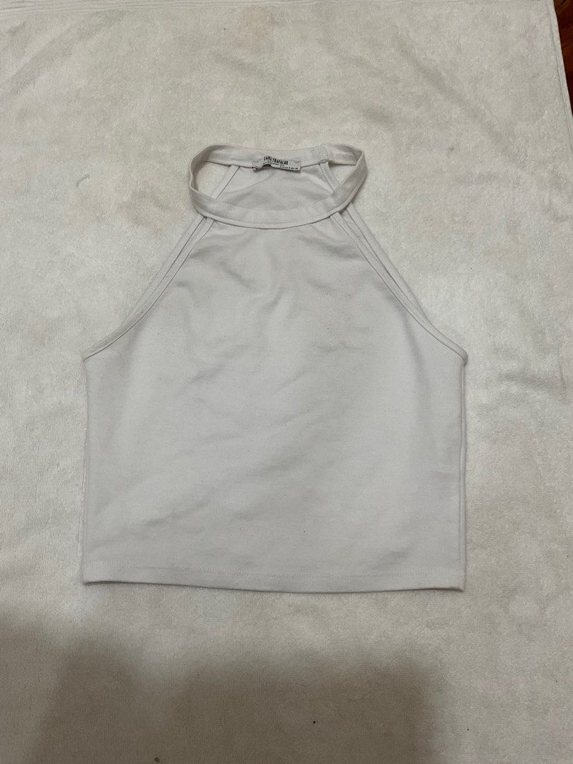 Zara White Halter Sleveless Top jn S (Category: Sleeveless) located in Makati City. Submitted by brandedfindss (Listing ID 1378000502, Image 1). Description: Size S.