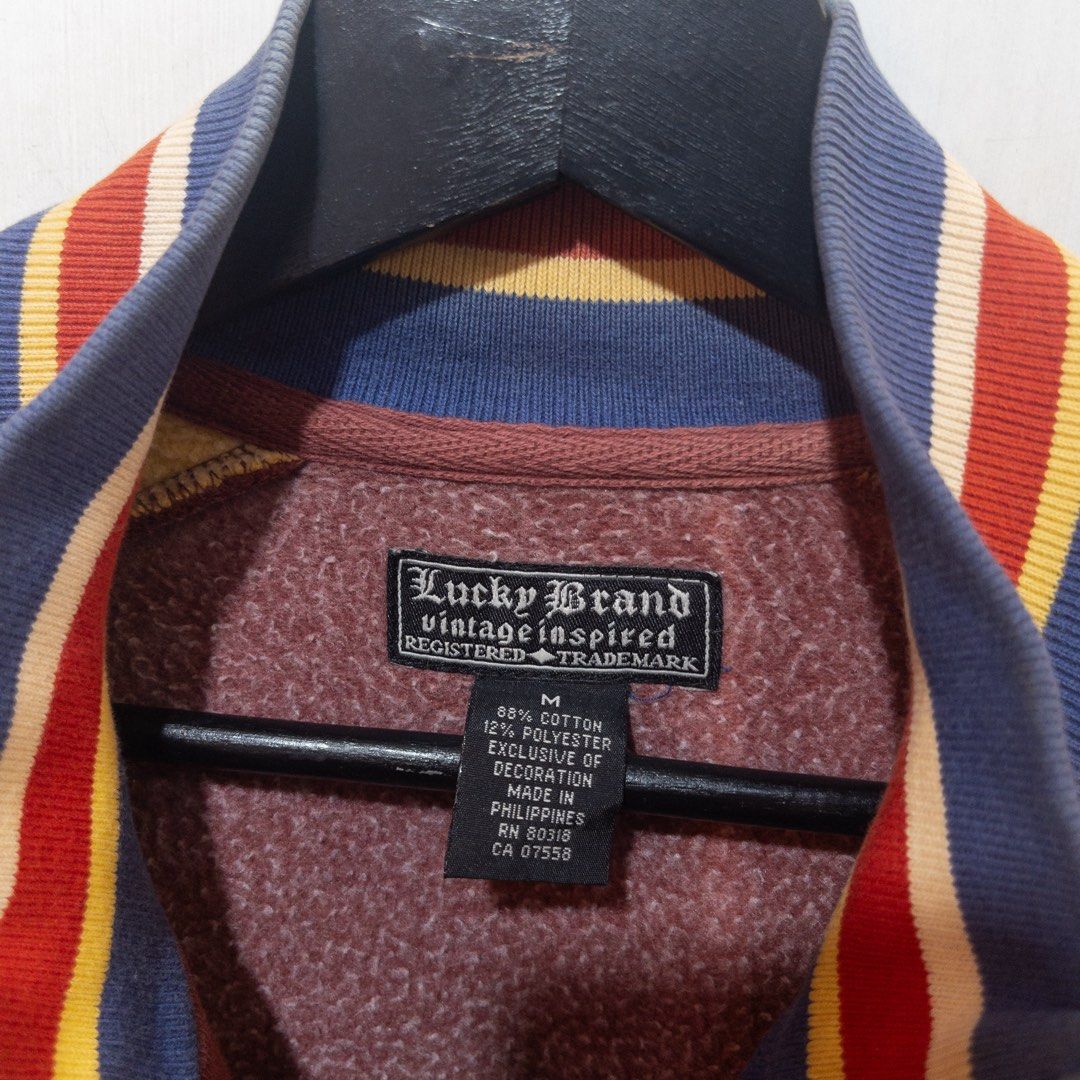 由 aname9 (刊登 ID 1379860720，圖片 2) 提交，位於 台中市 (Taichung) 的 00s Lucky Brand 刺繡龍 暗橘色立領運動外套 古著 二手選物 Vintage (類別：外套、夾克、大衣)，說明：菲律賓製 非常酷的刺繡 袖子有些許淡淡污漬 M 無肩寬 胸58 長72 【AName_vintage 】 🌐地址：台中市西區民權路252巷12號 🌐營業時間：16:00～22:00（三至日）。