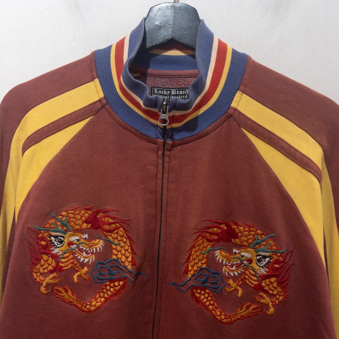 由 aname9 (刊登 ID 1379860720，圖片 3) 提交，位於 台中市 (Taichung) 的 00s Lucky Brand 刺繡龍 暗橘色立領運動外套 古著 二手選物 Vintage (類別：外套、夾克、大衣)，說明：菲律賓製 非常酷的刺繡 袖子有些許淡淡污漬 M 無肩寬 胸58 長72 【AName_vintage 】 🌐地址：台中市西區民權路252巷12號 🌐營業時間：16:00～22:00（三至日）。