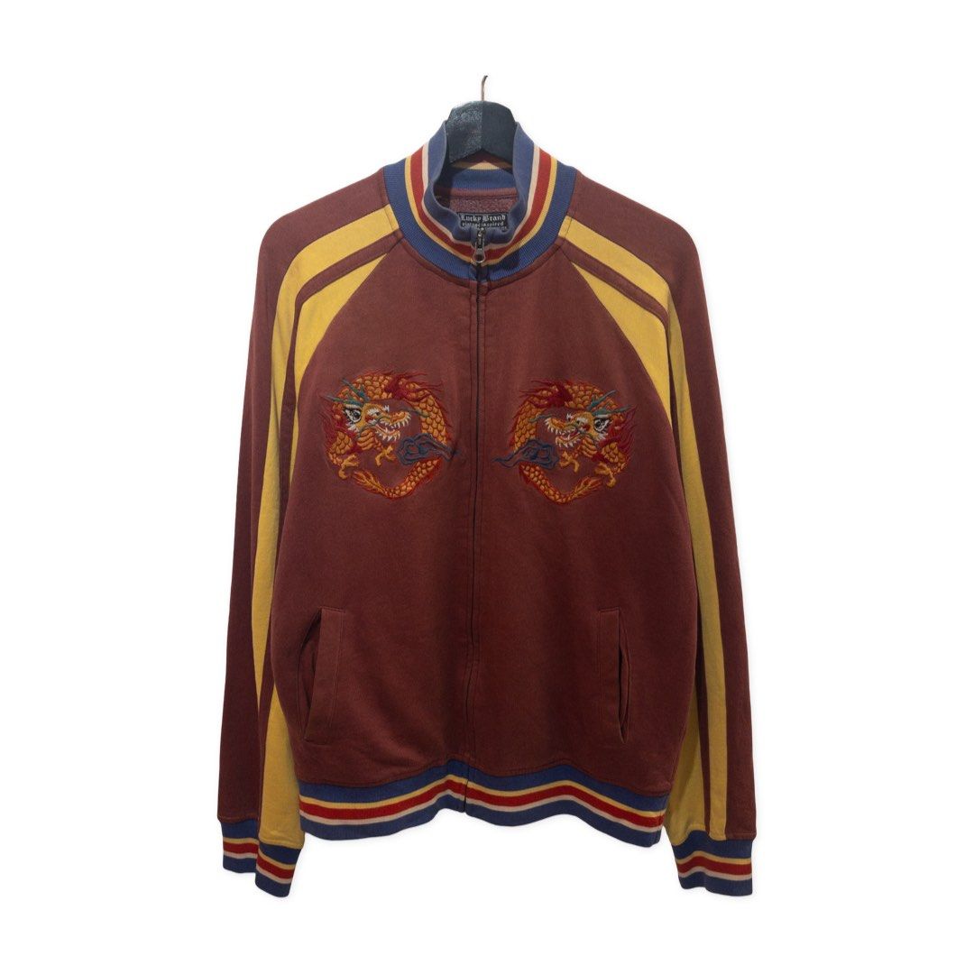 由 aname9 (刊登 ID 1379860720，圖片 1) 提交，位於 台中市 (Taichung) 的 00s Lucky Brand 刺繡龍 暗橘色立領運動外套 古著 二手選物 Vintage (類別：外套、夾克、大衣)，說明：菲律賓製 非常酷的刺繡 袖子有些許淡淡污漬 M 無肩寬 胸58 長72 【AName_vintage 】 🌐地址：台中市西區民權路252巷12號 🌐營業時間：16:00～22:00（三至日）。