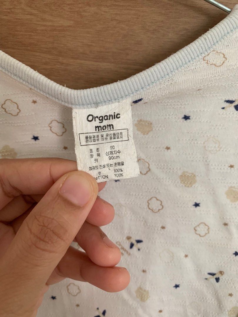 1-3 (Y) Atasan Kaos Organic Mom Putih Anak Perempuan (Kategori: 1 hingga 3 tahun) berada di Jakarta Barat. Dikirim oleh prelovedbyomi (ID iklan 1379776464, Gambar 2). Deskripsi: Butuh cuci sedikit ya Organic Mom LD 29x2=58cm PB 34cm.