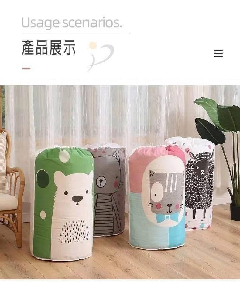 由 xiapa (刊登 ID 1379803168，圖片 2) 提交，位於 台中市 (Taichung) 的 防潑水圓桶束口收納袋*3 (類別：收納箱及袋)，說明： 只有一組 👉+1=一組三入$140 顏色：灰2、白綠1 【商品說明】- ●大容量束口袋，耐磨耐用 ●存放各種衣物、棉被、居家雜物等 ●可水洗重複使用，安全又環保 你所想得到的衣物、生活用品等 通通都可以收納！ 拿來收納孩子的玩具也很方便！ 全部收納一袋一點也不凌亂 🔱束口抽繩設計 🔱節省80%，收納空間 🔱加大容量，超級能裝 🔱防塵防蟲，乾淨衛生 🔱防水防潮，隔絕濕氣 大容量、好收納、美觀又實用 是家家戶戶必備的收納袋 【尺寸】：83*43CM 【商品材質】-PEVA 。