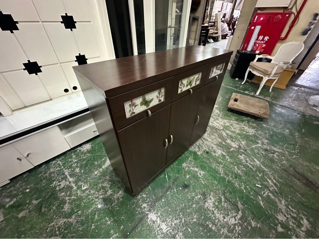 由 cc0723 (刊登 ID 1379747706，圖片 3) 提交，位於 台中市 (Taichung) 的 胡桃色4.1尺三門抽屜收納鞋櫃*玄關櫃*套房櫃*雙門櫃*抽屜櫃*置物櫃*玄關櫃*收納櫃*鞋櫃*櫥櫃 (類別：書櫃、櫃子)，說明：商品尺寸： 高106.5、寬121.5、深40.5 商品售價皆為自取價 運費依縣市區域及樓層報價。