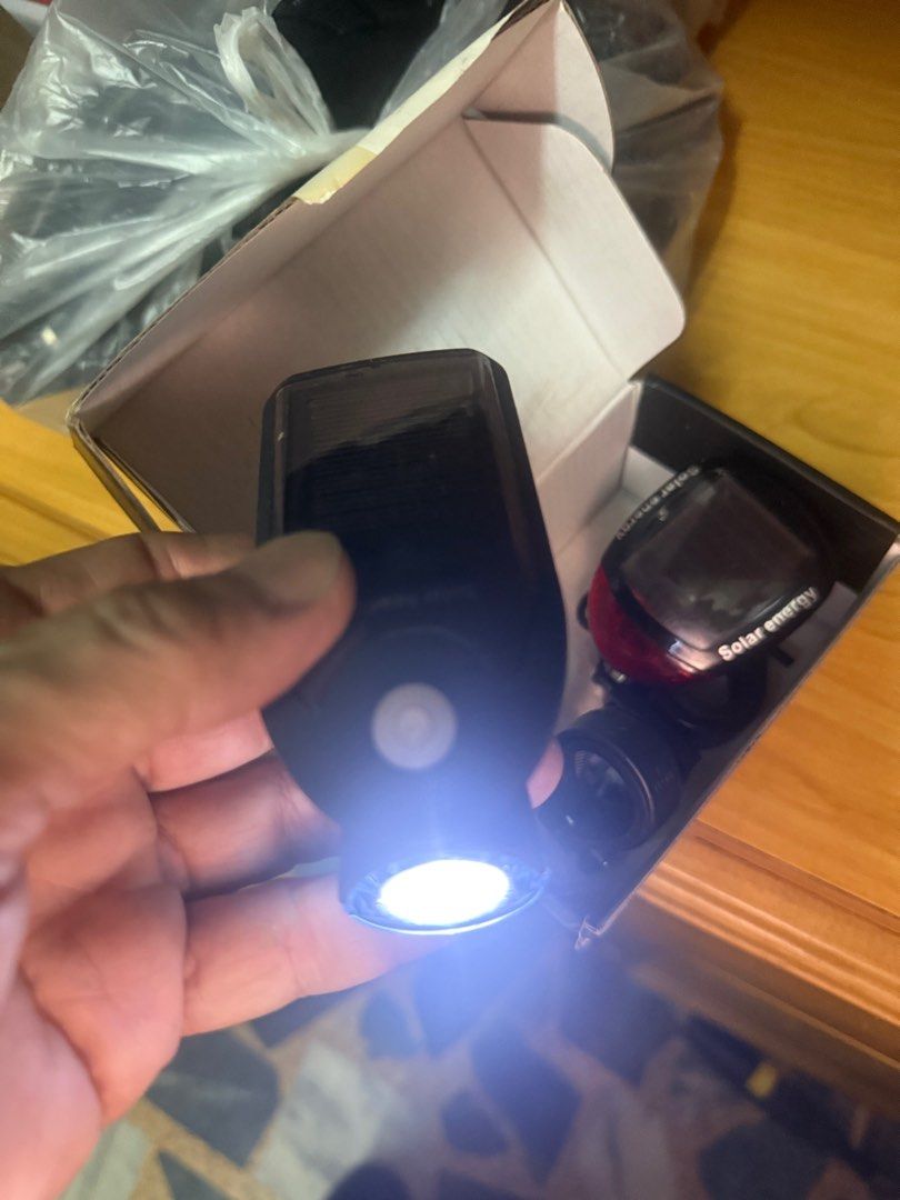 由 cccccccccyyy (刊登 ID 1379794121，圖片 1) 提交，位於 桃園市 (Taoyuan) 的 太陽能充電前後警示燈 (類別：單車)，說明：。