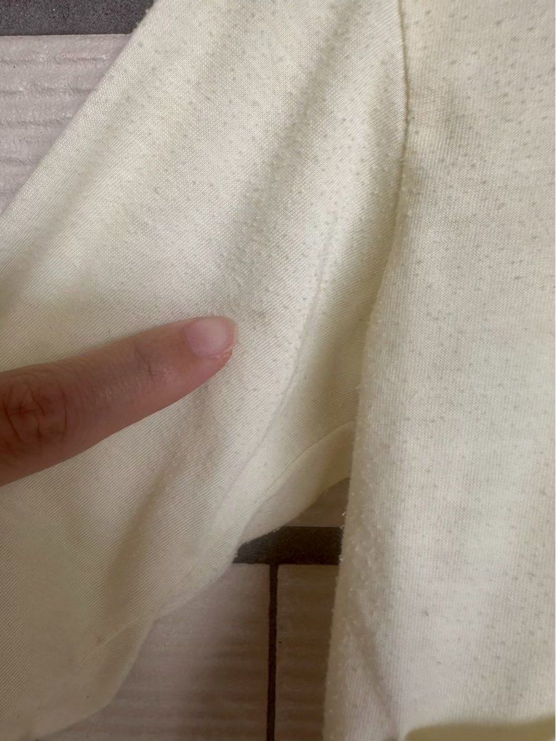 由 minijudy_ (刊登 ID 1379794994，圖片 3) 提交，位於 宜蘭縣 (Yilan) 的 兒童裝男童連帽冷氣房外套防曬外套棉質遮陽外套薄外套 (類別：嬰兒及兒童流行時尚)，說明：可7-11取貨付款，賣… 肩寬28袖長26衣長30公分 有幾處比較明顯小污，如圖 有起毛球，如圖 可接受再下單 高標者請三思。