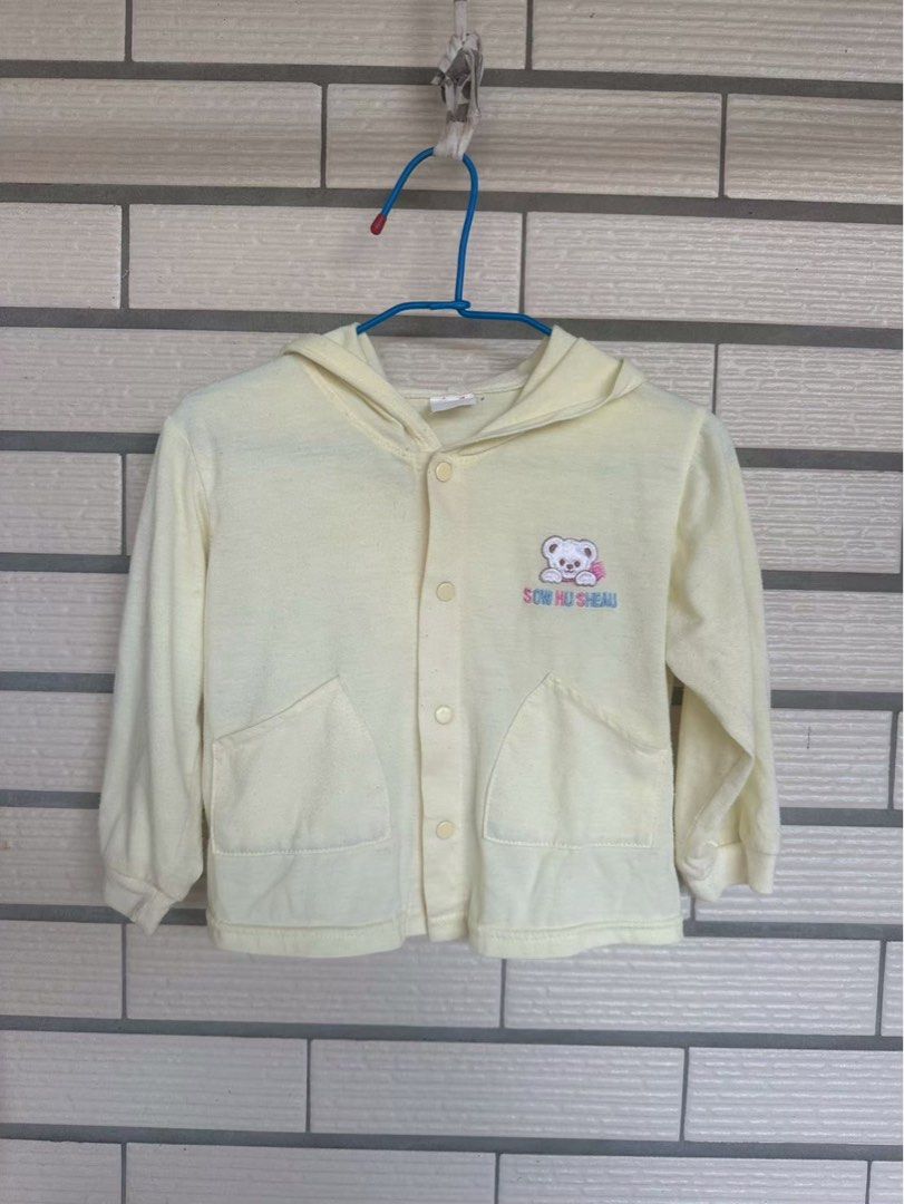 由 minijudy_ (刊登 ID 1379794994，圖片 1) 提交，位於 宜蘭縣 (Yilan) 的 兒童裝男童連帽冷氣房外套防曬外套棉質遮陽外套薄外套 (類別：嬰兒及兒童流行時尚)，說明：可7-11取貨付款，賣… 肩寬28袖長26衣長30公分 有幾處比較明顯小污，如圖 有起毛球，如圖 可接受再下單 高標者請三思。