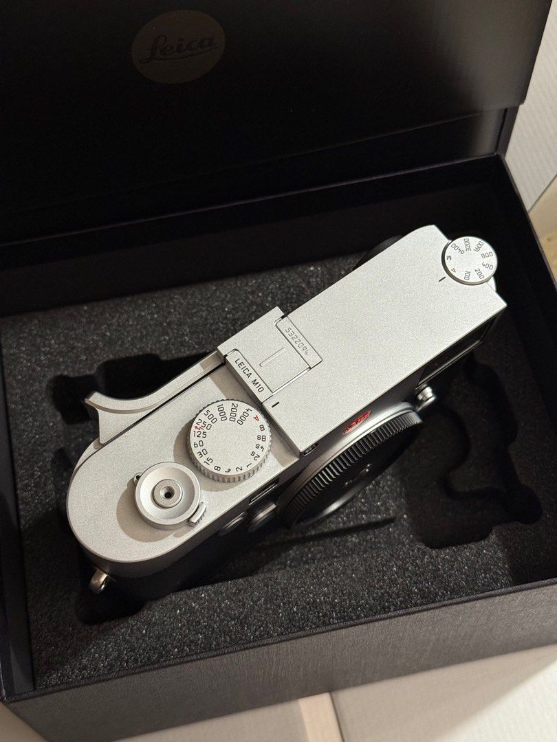 由 nguanxian67582 (刊登 ID 1379884779，圖片 3) 提交，位於 台北市 (Taipei) 的 售二手 LEICA M10 銀機 美品 (類別：相機)，說明：黃斑清楚 無卡澀 原廠電池*2 原廠拇指手柄*1 盒單齊全 高雄市區可面交 升級故售。