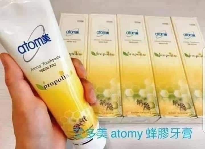 由 smile_more222 (刊登 ID 1379862142，圖片 1) 提交，位於 台南市 (Tainan) 的 Atomy艾多美蜂膠牙膏200克五條一組 (類別：個人清潔保養)，說明：#會員價請由對話詢問 #官網單筆訂單滿1800元可免運直送、滿1000元可選7-11取貨免運 艾多美蜂膠牙膏🐝 Atomy Propolis Toothpaste🐝 艾多美牙膏是屬於高技能型【醫藥外品牙膏】功能性牙膏 跟一般在市面上賣的蜂膠牙膏不同，一般外面賣的牙膏是溶脂性的牙膏，難以分解； 而艾多美蜂膠牙膏是透明色，而且是屬於水溶性牙膏💦 還可以DIY漱口水哦，用起來感覺特別清新舒適！ 而且我們已經通過美國FDA食品藥監局。 蜂膠牙膏🐝 ✅ 降低牙結石發生率 ✅ 牙齦炎症 ✅ 牙周炎 ✅ 牙齒敏感 ✅ 去除牙漬 ✅ 改善口臭/口腔問題 ✅ 預防蛀牙 ✅ 保持清新口氣 由於是水溶性的蜂膠牙膏💦 所以使用的時候不會像一般的牙膏容易從牙刷上掉下，反而在刷牙時能夠非常均勻的遍布在整個口腔喲！ 