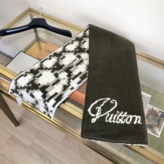 (Category: ) located in . Submitted by luxurycloset.shop (Listing ID 1379860178, Image 1). Description: .