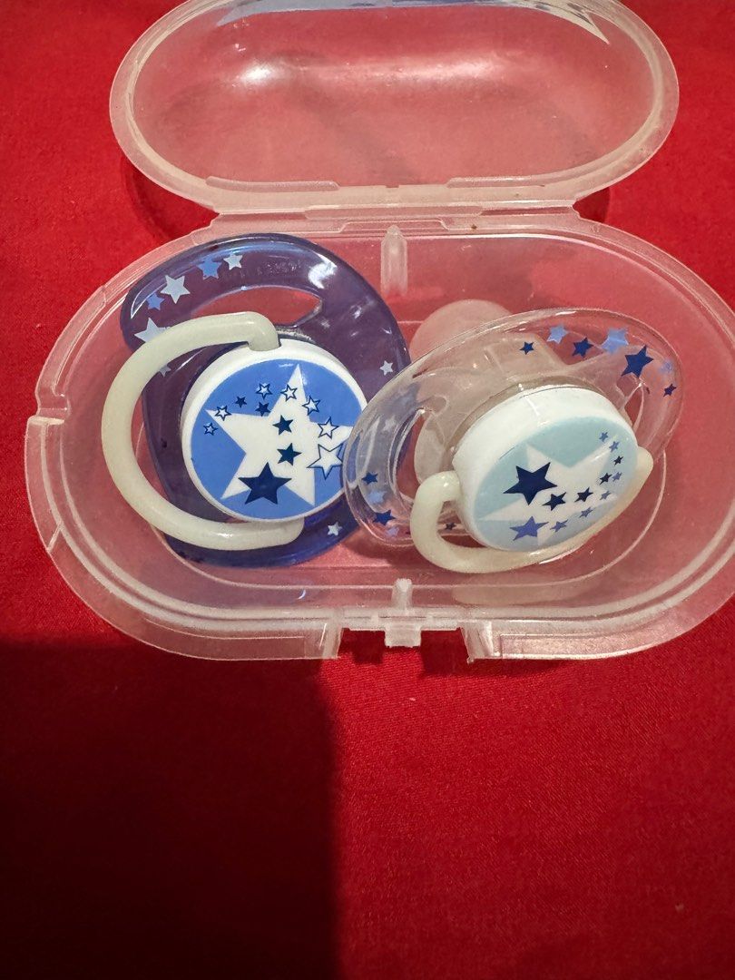AVENT PACIFIERS (Category: Soothers & Pacifiers) located in Malabon City. Submitted by preloveddesigners (Listing ID 1379823023, Image 1). Description: Never used opened lang. Forgot kung pang ilang months but most probably pang 6-18mos. Missing na yung isang individual cap..