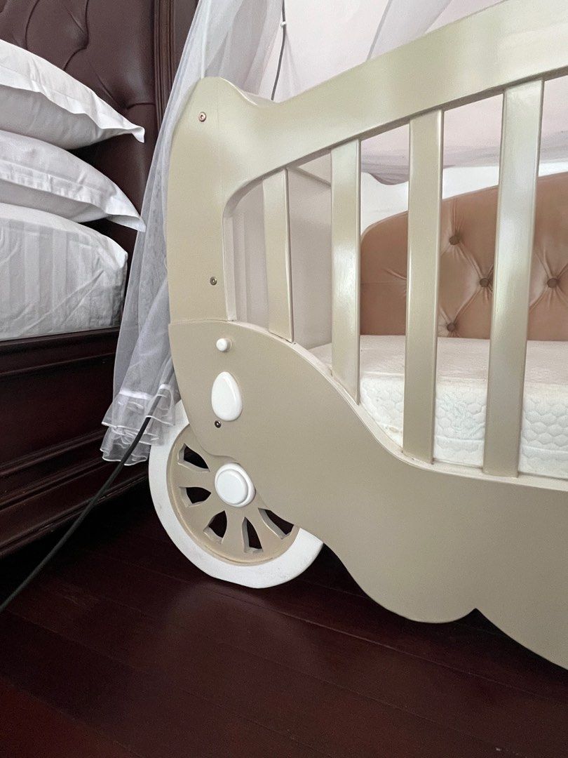 Baby Crib Box Keranjang Tempat Tidur Bayi Mewah Kayu Jati (Kategori: Ranjang Bayi) berada di Depok. Dikirim oleh ollamazaya (ID iklan 1379827855, Gambar 3). Deskripsi: Kondisi baik sesuai foto. Custom di tukang kayu menggunakan kayu jati dengan desain milik sendiri. Harga termasuk kelambu, matras, dan bumper bantal. Lokasi barang di Lebak Bulus, Jakarta Selatan. Utamakan pick-up sendiri. Boleh nego..