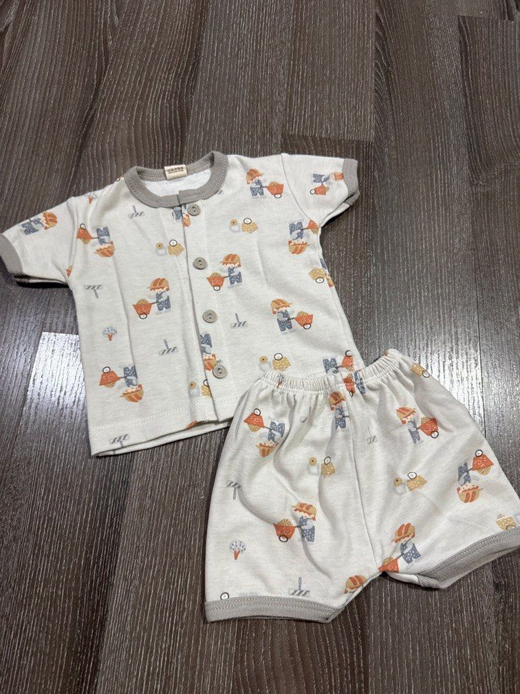Baju bayi newborn (Kategori: Baju Bayi) berada di Jakarta Barat. Dikirim oleh prelovedbymcc (ID iklan 1379792416, Gambar 1). Deskripsi: Baju bayi winteku Size newborn Ld 46cm Panjang 28cm Lp 30-60cm Panjang 20cm.