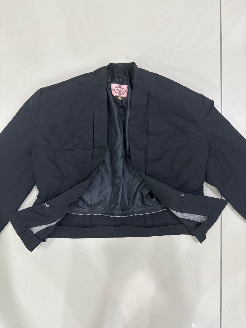 Black Cropped Blazer (Category: Coats, Jackets and Outerwear) located in Singapore. Submitted by treasure_joy (Listing ID 1379779155, Image 2). Description: Black cropped jacket Small Stylish black cropped blazer. Features a unique design with a collarless neckline and cropped sleeves. The blazer has a tailored fit and appears to be in excellent condition. Perfect for adding a touch of sophistication to any outfit. -no damage -no stains Free deli