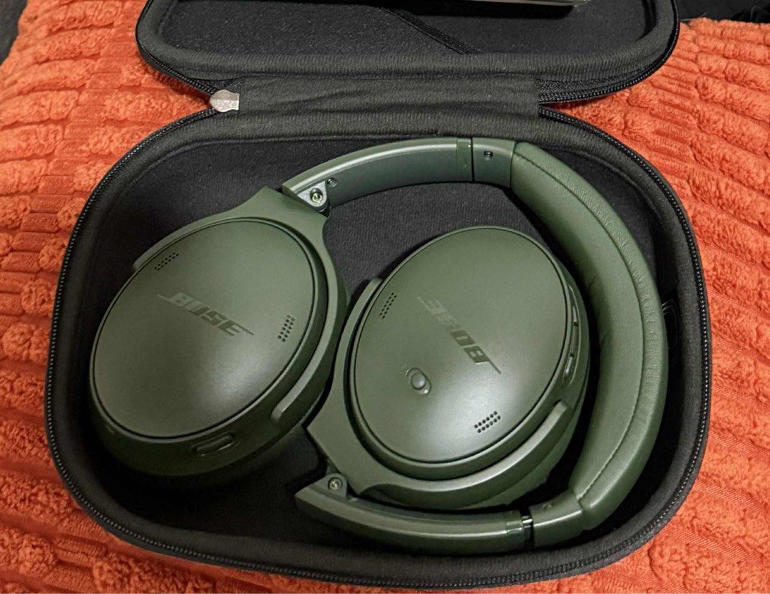 Bose Quietcomfort Headphones 2025 (Category: Headphones & Headsets) located in Quezon City. Submitted by esjey08 (Listing ID 1379784873, Image 2). Description: Good as brand new. Kakabili lang nung June 26, 2025, hindi po gano nagamit gano, nabigla lang sa pagbili haha with complete accessories and receipt. RFS: Mas nagagamit yung airpods.