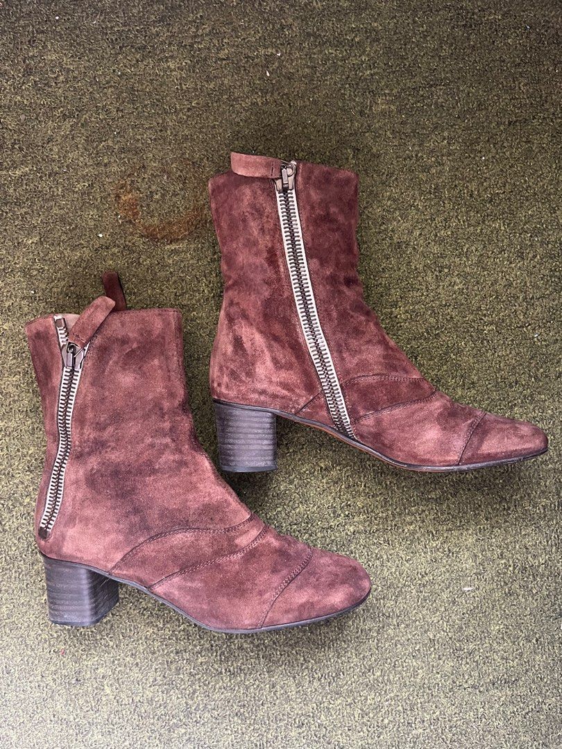 Chloe Suede Brown Boots sz 38/7-7.5 (Category: Boots) located in La Trinidad. Submitted by dulcinea.dulcinea (Listing ID 1379909699, Image 1). Description: Authentic and in excellent condition 24 cm Will fit size 7-7.5 Free sf for 3 items and up .