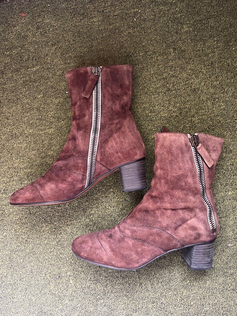 Chloe Suede Brown Boots sz 38/7-7.5 (Category: Boots) located in La Trinidad. Submitted by dulcinea.dulcinea (Listing ID 1379909699, Image 2). Description: Authentic and in excellent condition 24 cm Will fit size 7-7.5 Free sf for 3 items and up .