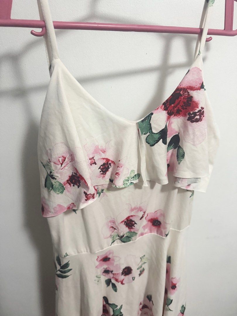 Dainty Floral Dress (Category: Dresses) located in Manila. Submitted by iconically_ (Listing ID 1379806490, Image 3). Description: Fits Small to Medium.