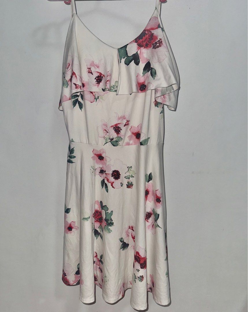 Dainty Floral Dress (Category: Dresses) located in Manila. Submitted by iconically_ (Listing ID 1379806490, Image 2). Description: Fits Small to Medium.