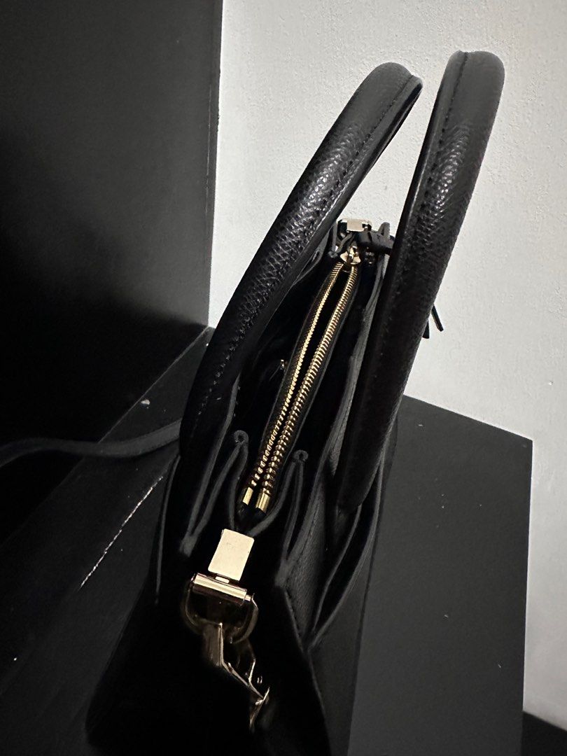 DKNY bag (Category: Shoulder Bags) located in Bulacan. Submitted by fitloop_ph (Listing ID 1379746816, Image 2). Description: Personal item DKNY bag Like new 10/10.