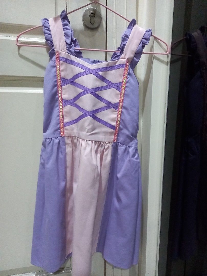 Dress rapunzel anak dress little ginger (Kategori: 4 hingga 7 tahun) berada di Tangerang. Dikirim oleh festellepreloved (ID iklan 1379868896, Gambar 2). Deskripsi: Dress Rapunzel anak merk : Little Ginger Kids ld : 56 cm pj : 57 cm jarang digunakan , kondisi bagus seperti baru sudah dikecilin bagian samping sehingga lebih fitbody (real pic) harga baru 230rban> jual 150ribu fast respon wa 089696810818.