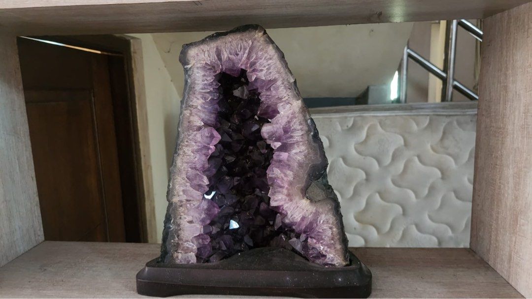 Geode kristal amethyst alami (Kategori: Pajangan Antik) berada di Parung. Dikirim oleh mayakeumal90436 (ID iklan 1379899404, Gambar 3). Deskripsi: Detail Produk Pajangan Amethyst Geode • Jenis: Geode kristal amethyst alami • Warna: Ungu tua ke ungu muda dengan kilau kristal alami • Bentuk: Potongan terbuka berbentuk setengah silinder vertikal • Ukuran: Perkiraan tinggi sekitar 20–23 cm (dilihat dari perbandingan dengan lengan tangan) • Berat: Kem