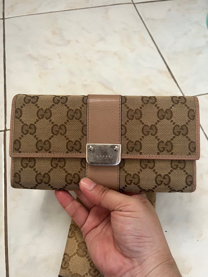 Gucci project wallets (Category: Luxury Bags & Wallets) located in Valenzuela. Submitted by dianzskiyo (Listing ID 1379777203, Image 1). Description: 📍SELF - AUTHENTICATION📍 Preloved Gucci wallets - these are project wallets 📍 what you see is what you get 📍 Managed ur expectation - this is preloved 📍 Slightly negotiable 📍 All details were already posted (pls check photos para iwas sa redundant na tanong 😉) 📍 Color may vary due to lighting