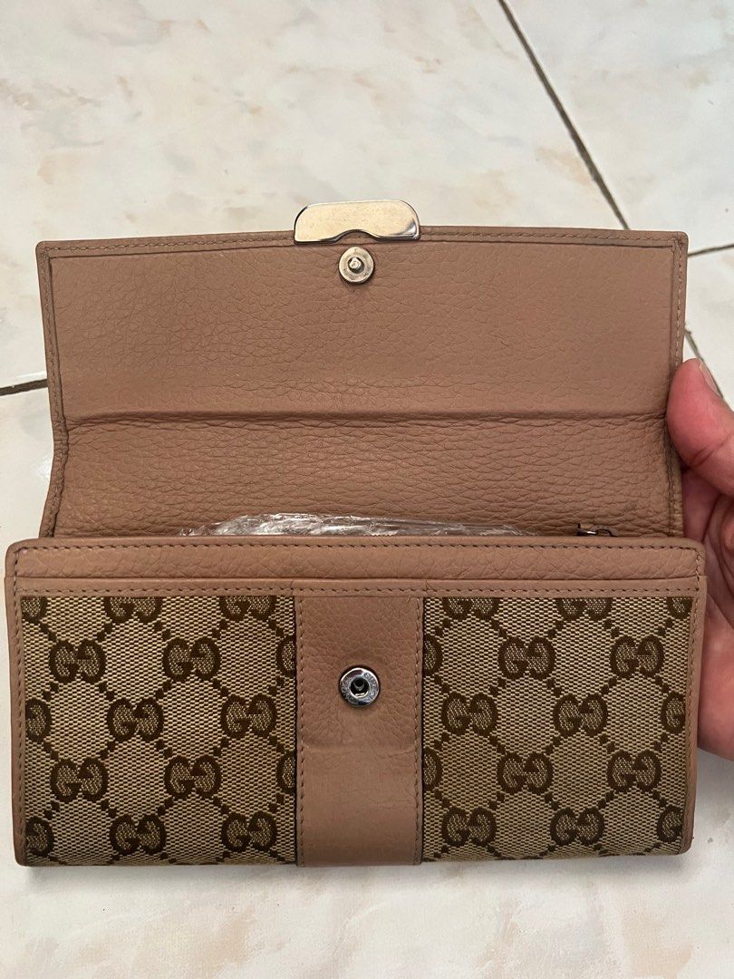 Gucci project wallets (Category: Luxury Bags & Wallets) located in Valenzuela. Submitted by dianzskiyo (Listing ID 1379777203, Image 3). Description: 📍SELF - AUTHENTICATION📍 Preloved Gucci wallets - these are project wallets 📍 what you see is what you get 📍 Managed ur expectation - this is preloved 📍 Slightly negotiable 📍 All details were already posted (pls check photos para iwas sa redundant na tanong 😉) 📍 Color may vary due to lighting