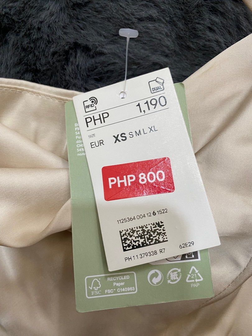 H&M Cream Corset Top BNWT (Category: Sleeveless) located in Malabon City. Submitted by nreesells (Listing ID 1379808084, Image 2). Description: - ₱800 orig price - has flaws but can be washed (cant wash lang bc of the tag :(().