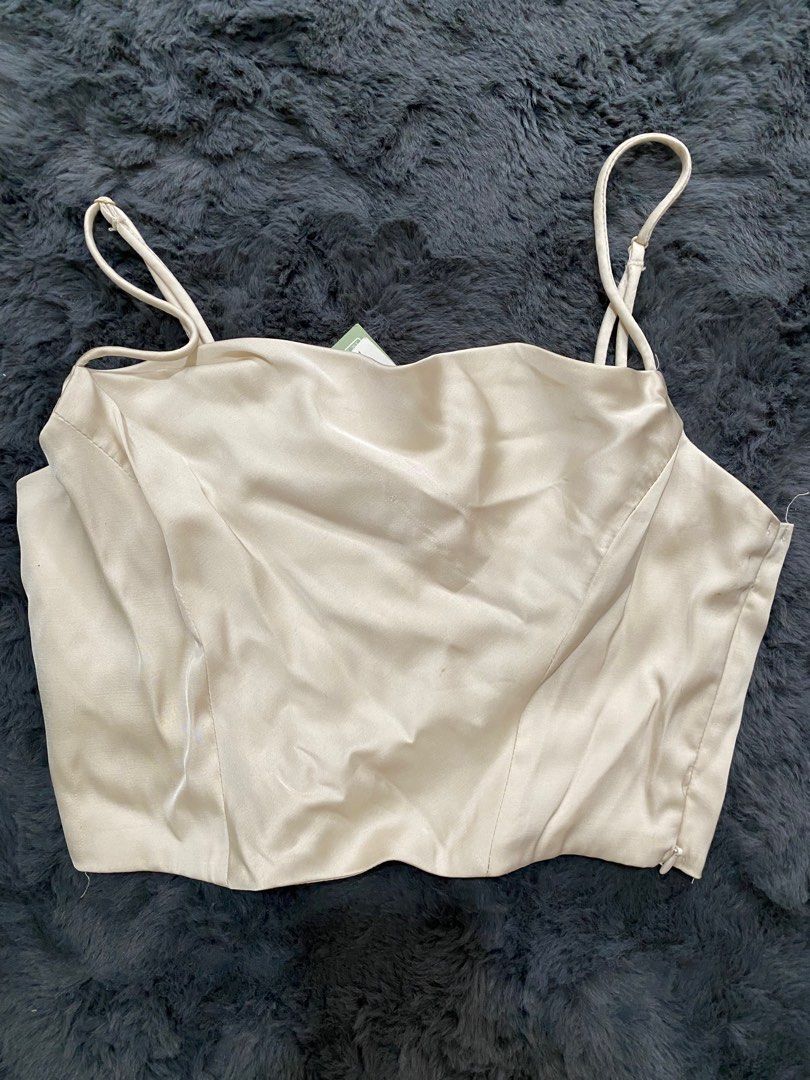 H&M Cream Corset Top BNWT (Category: Sleeveless) located in Malabon City. Submitted by nreesells (Listing ID 1379808084, Image 1). Description: - ₱800 orig price - has flaws but can be washed (cant wash lang bc of the tag :(().