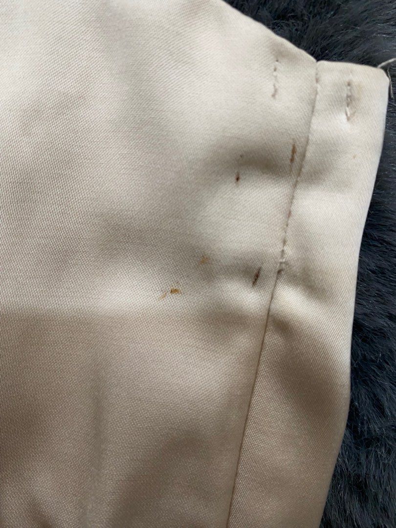 H&M Cream Corset Top BNWT (Category: Sleeveless) located in Malabon City. Submitted by nreesells (Listing ID 1379808084, Image 3). Description: - ₱800 orig price - has flaws but can be washed (cant wash lang bc of the tag :(().