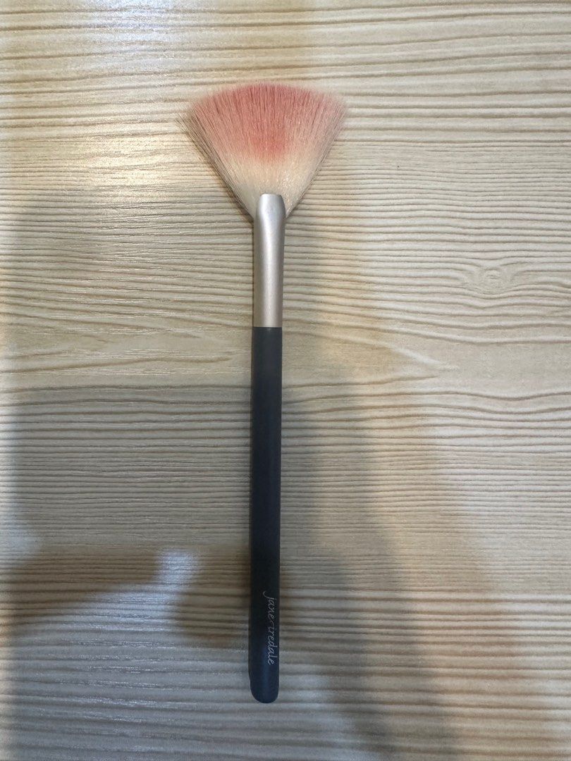 Jane Iredale Fan Brush (Category: Makeup) located in Cavite. Submitted by gcruz0512 (Listing ID 1379874739, Image 1). Description: Sf co buyer Negligible signs of use Used lightly and with care Pls check online the specifics of the brush ❤️.