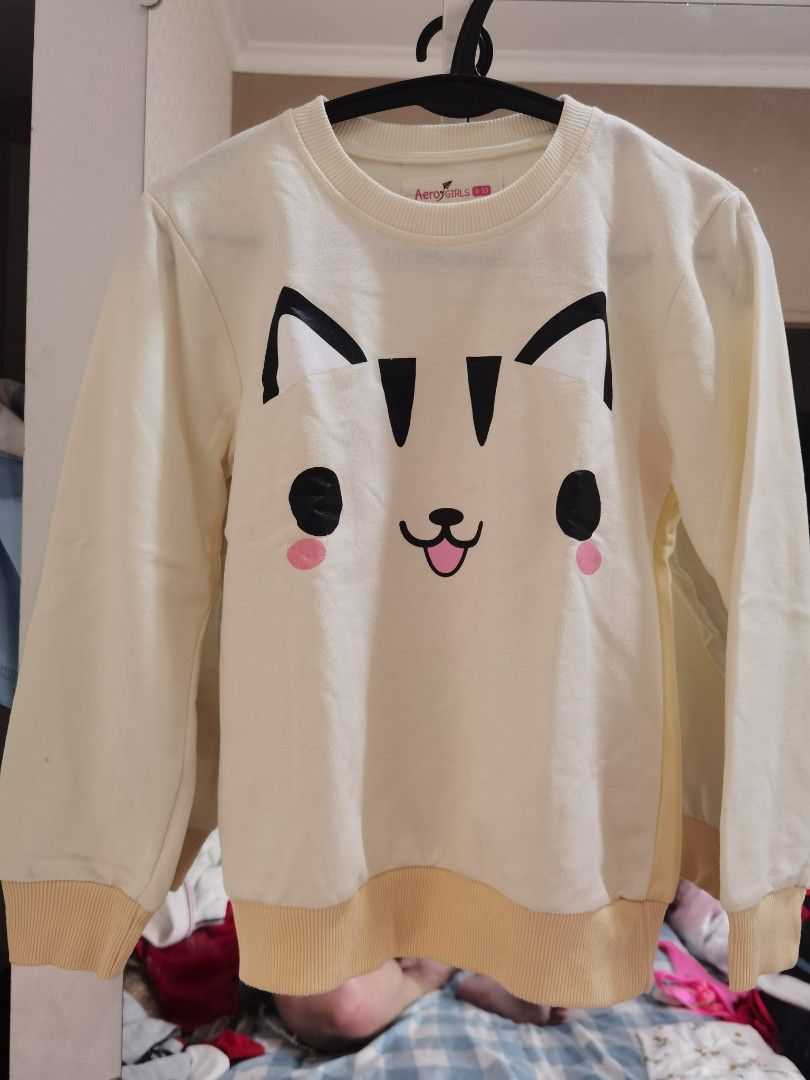 kaos anak lengan panjang (Kategori: 4 hingga 7 tahun) berada di Tangerang. Dikirim oleh duohpreloved (ID iklan 1379770006, Gambar 1). Deskripsi: kaos aero girls matahari.
