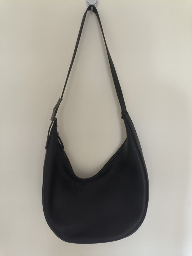 Longchamp Black Leather Hobo Bag (Category: Bags & Wallets) located in Singapore. Submitted by gududeleng (Listing ID 1379788403, Image 3). Description: - Black leather Longchamp hobo bag - Single shoulder strap - Zippered closure - Includes original dust bag - Interior pocket - Ideal for everyday use.