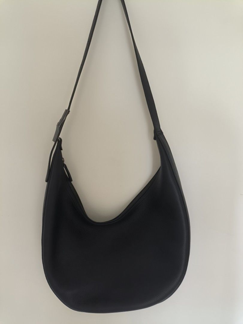 Longchamp Black Leather Hobo Bag (Category: Bags & Wallets) located in Singapore. Submitted by gududeleng (Listing ID 1379788403, Image 2). Description: - Black leather Longchamp hobo bag - Single shoulder strap - Zippered closure - Includes original dust bag - Interior pocket - Ideal for everyday use.