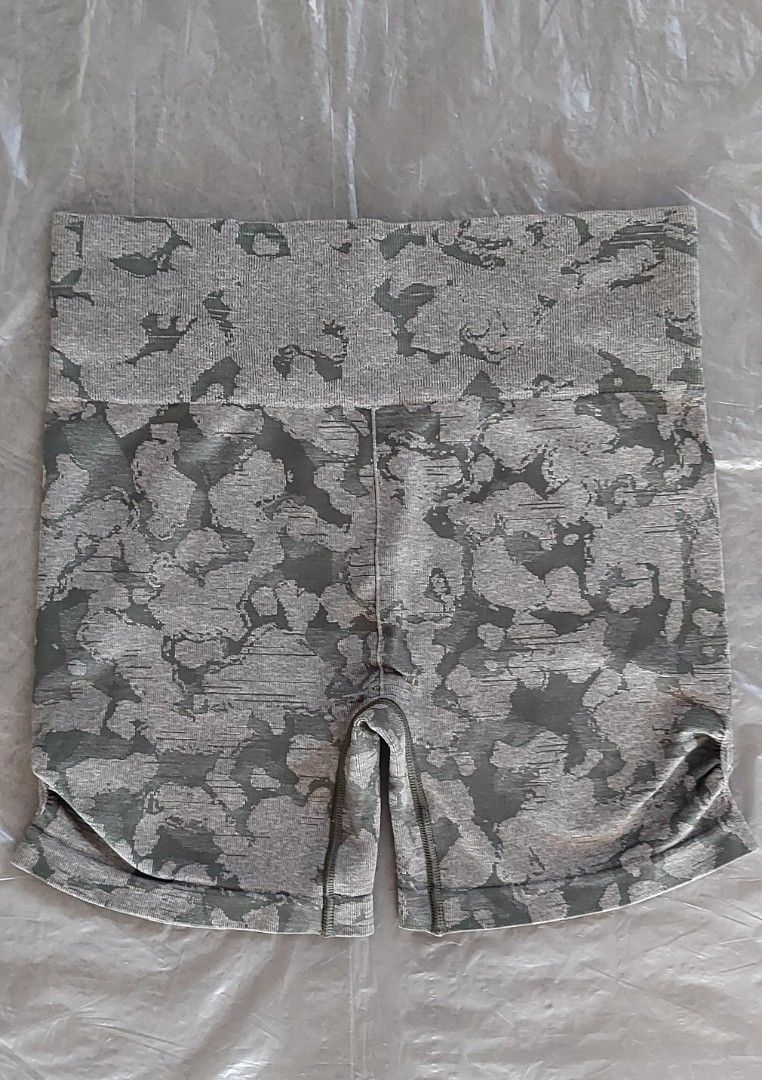 (M) Gymshark Adapt Camo Seamless Shorts (Category: Activewear) located in Angono. Submitted by ajogba (Listing ID 1379804645, Image 2). Description: SELLING LOW ✨️ Excellent Condition✨️ Gymshark Adapt Camo Seamless Shorts Size: Medium Color: Dark Green Camo Note: Last price posted. NO to low ballers. MOP: Gcash Follow @noir.fits for more..