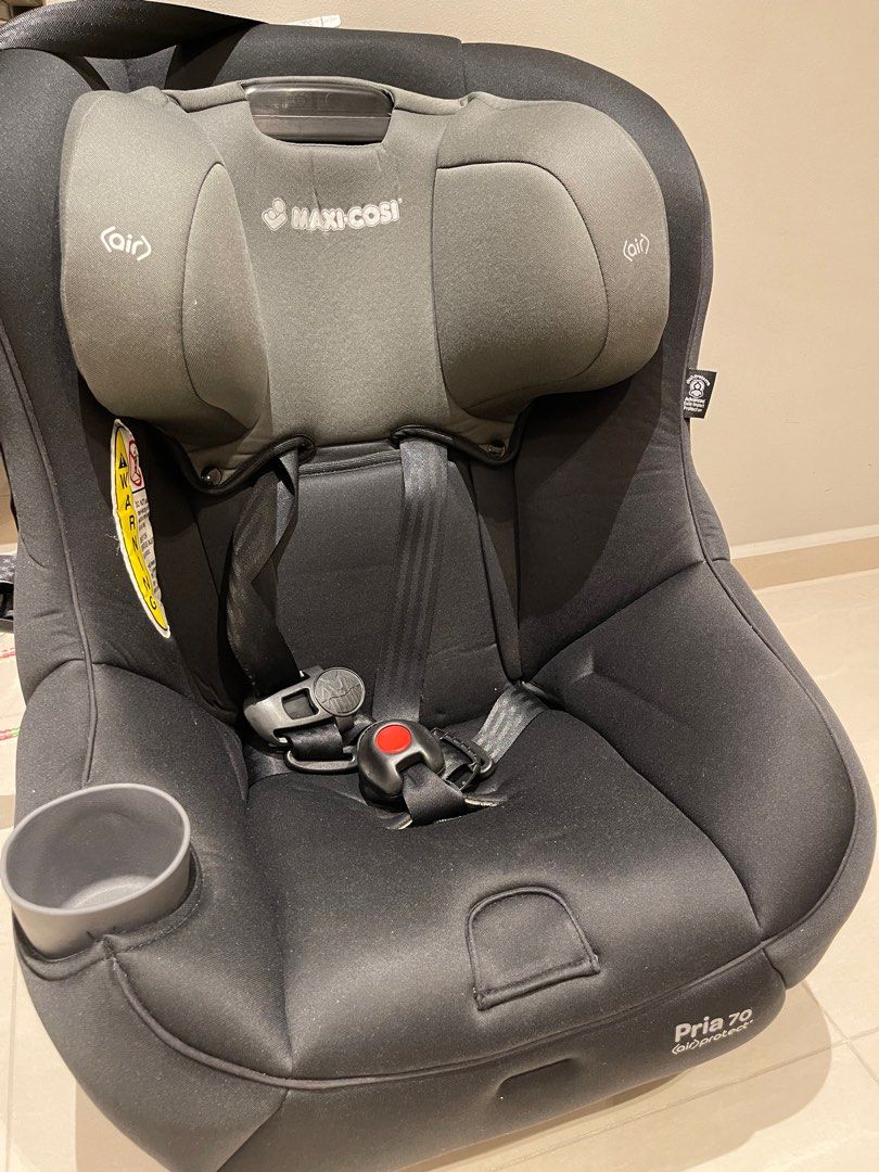 Maxi-Cosi Pria 70 Convertible Car Seat (Category: Car Seats) located in Singapore. Submitted by yellowred (Listing ID 1379869111, Image 3). Description: This Maxi-Cosi Pria 70 car seat is in great condition. It features a comfortable design with a cup holder and adjustable headrest. The seat is suitable for various stages of child development. It has been well-maintained and is ready for use..