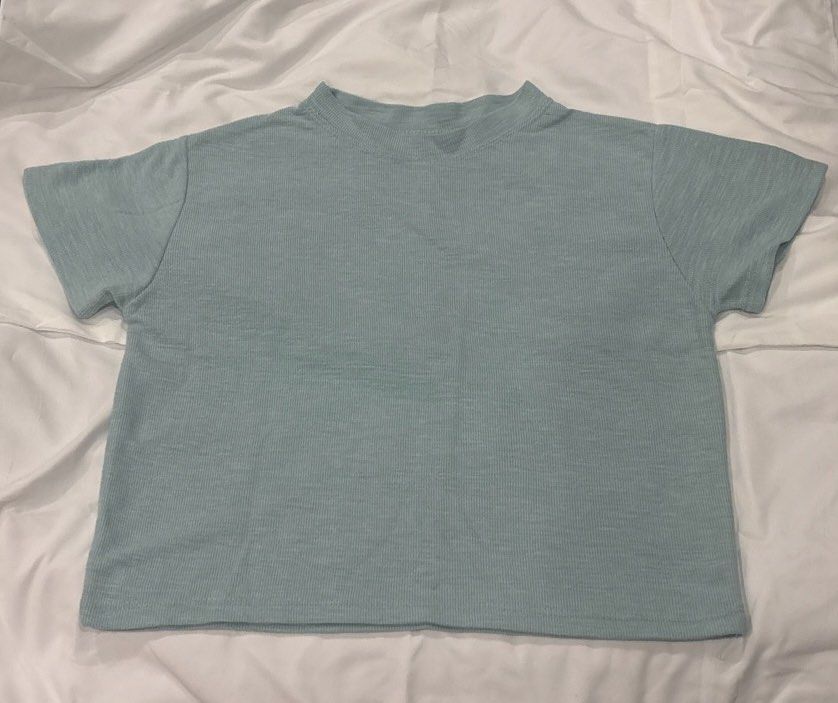 Mint Green Casual T-shirt (Category: Shirts) located in Manila. Submitted by ashydeclutters (Listing ID 1379825923, Image 1). Description: ☑️Soft, lightweight knit fabric Size: Small .