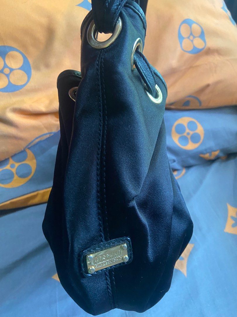 Moschino (Category: Luxury Bags & Wallets) located in Manila. Submitted by baglovers10 (Listing ID 1379779587, Image 3). Description: No essue lakpo zip.
