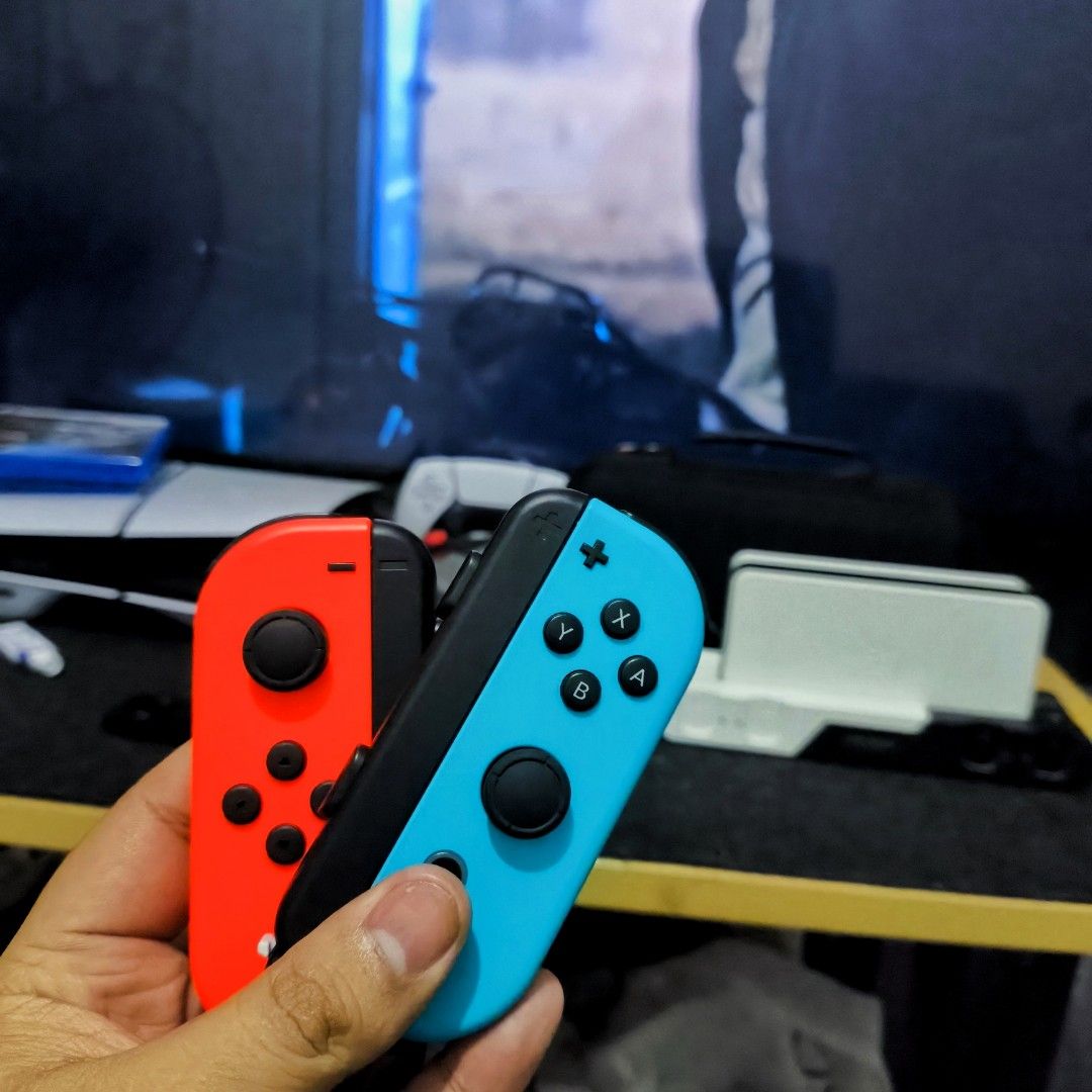 nintendo switch Joycons Original (Category: Controllers) located in Valenzuela. Submitted by gearpandaph (Listing ID 1379865319, Image 1). Description: nintendo switch joycons original 2100 with straps valenzuela.
