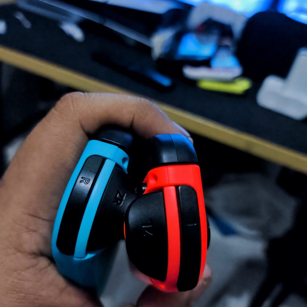 nintendo switch Joycons Original (Category: Controllers) located in Valenzuela. Submitted by gearpandaph (Listing ID 1379865319, Image 3). Description: nintendo switch joycons original 2100 with straps valenzuela.