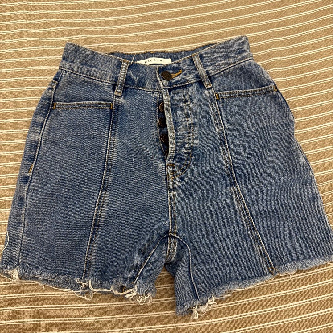 Pacsun Denim Highwaisted Shorts (Category: Shorts) located in Valenzuela. Submitted by kylereyes89 (Listing ID 1379847694, Image 2). Description: Used once 22-23 Good denim material.